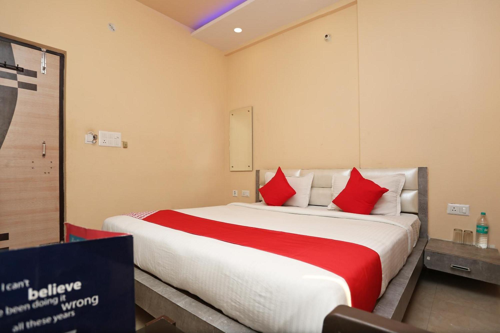 Oyo Flagship Hotel Krishna Chinhat Exterior photo