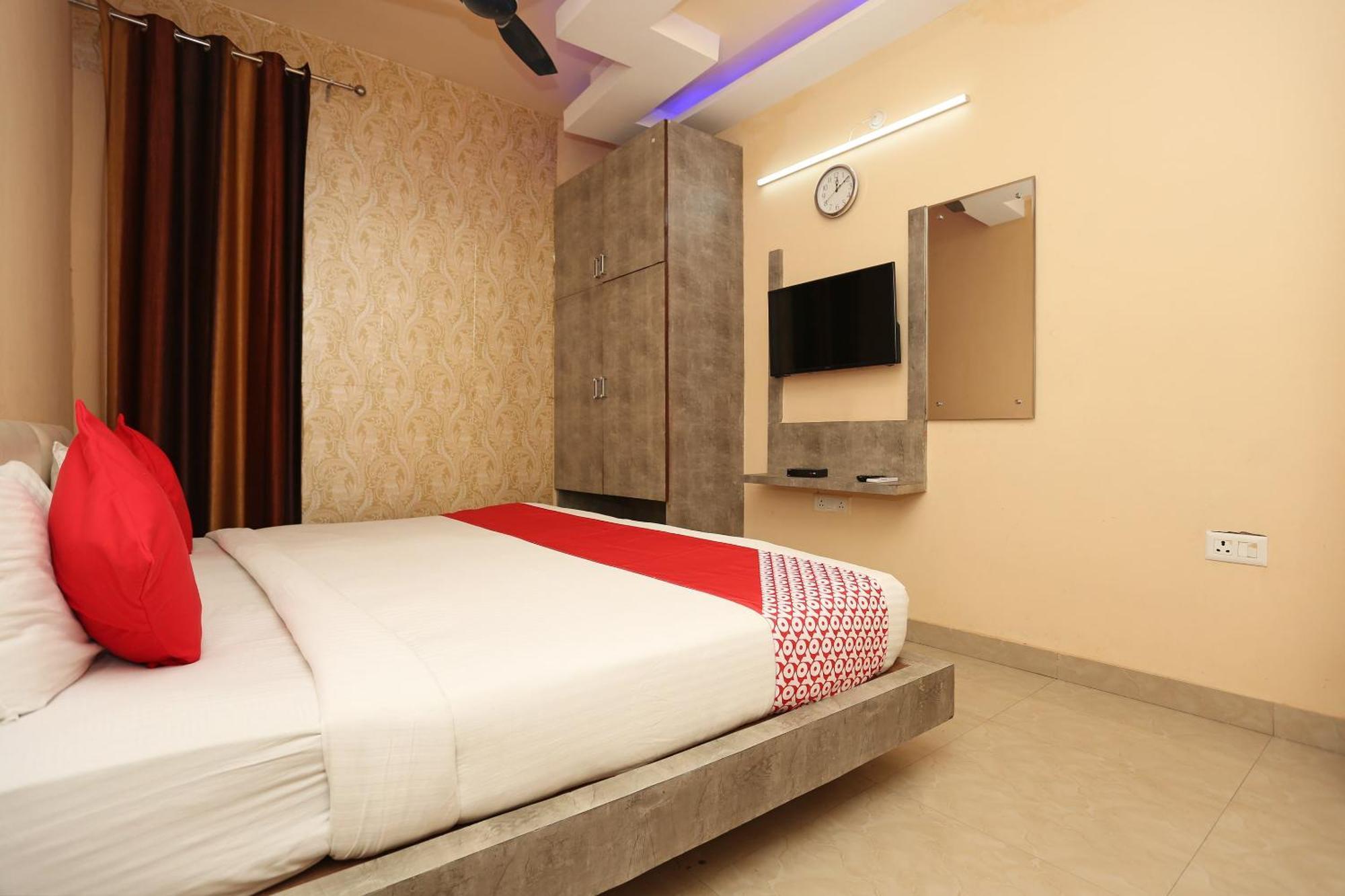 Oyo Flagship Hotel Krishna Chinhat Exterior photo